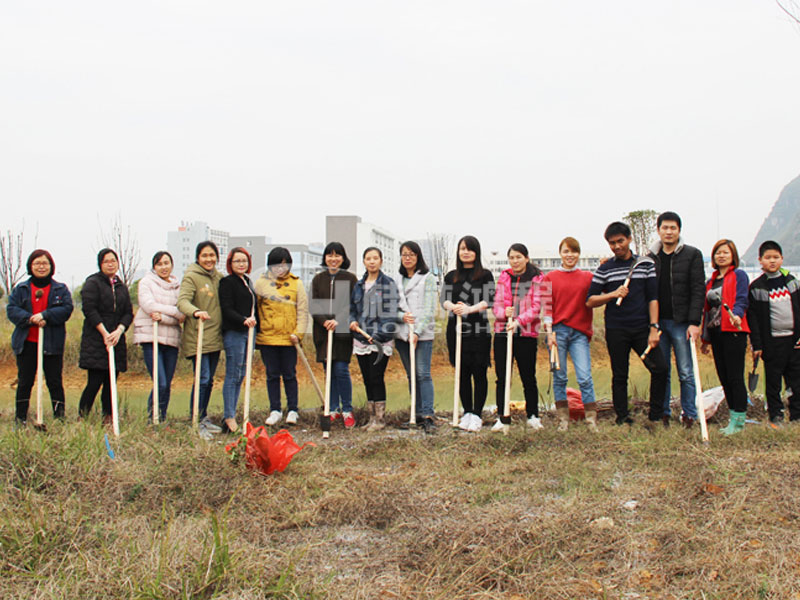 磨粉机厂家注重环保绿化，提倡环保，生产环保型磨粉设备，图为桂林sunbet申搏磨粉机员工植树节进行植物活动。